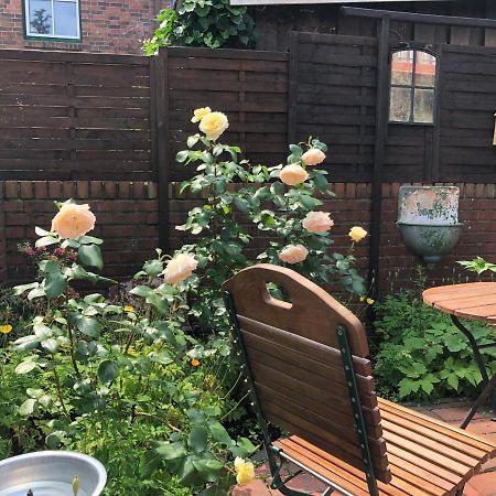 Altstadthus-Gemuetliches Ferienhaus Mit Gaertchen Friedrichstadt Bagian luar foto