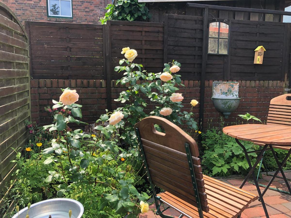 Altstadthus-Gemuetliches Ferienhaus Mit Gaertchen Friedrichstadt Bagian luar foto